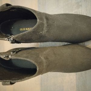Old Navy Black Boots (Size 8)